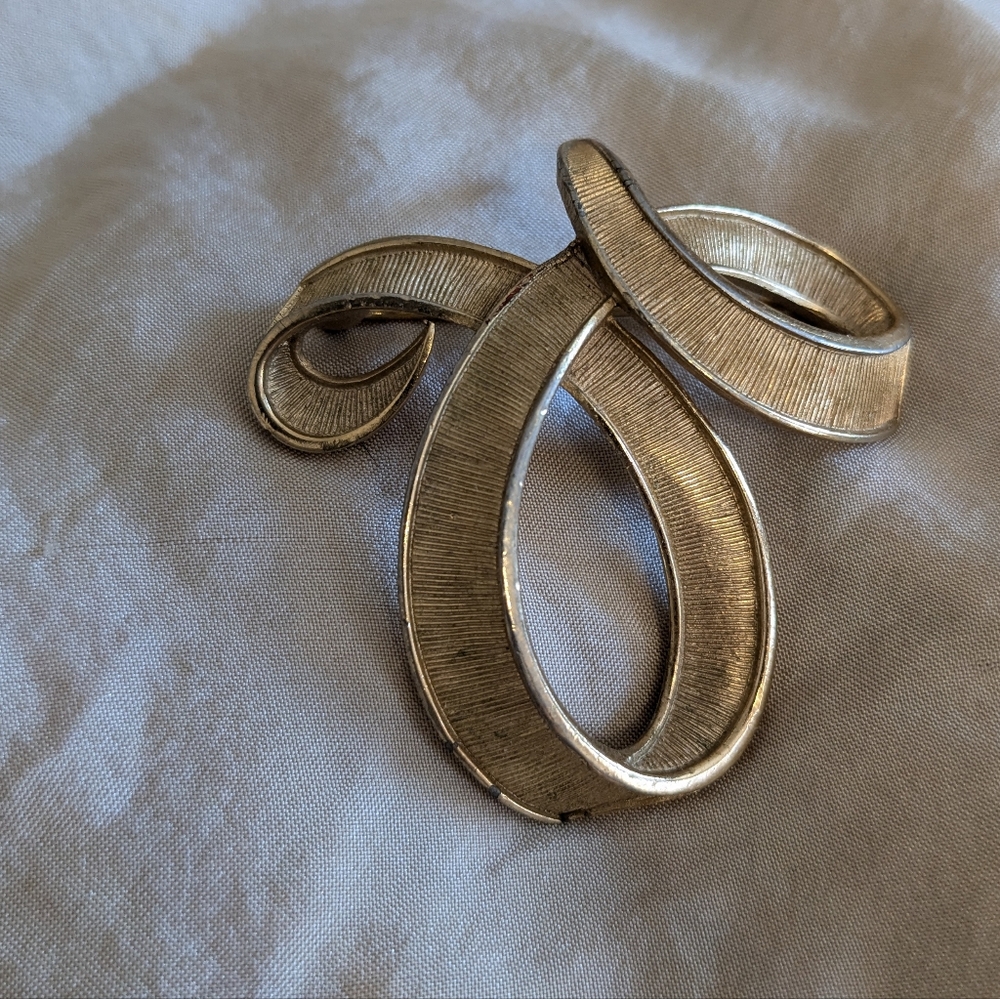 Vintage 60s Trifari Gold Toned Ribbon Brooch